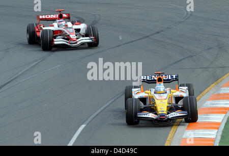 Spagnolo di Formula Uno Pilota Fernando Alonso (anteriore) della Renault F1 sterza con la sua auto attraverso la chicane prima del giapponese Takuma Sato (posteriore) della Super Aguri durante la seconda sessione di prove libere a Albert Park circuito di Melbourne, Australia, 14 marzo 2008. La Formula 1 Australian Grand Prix avrà luogo il 16 marzo. Foto: GERO BRELOER Foto Stock