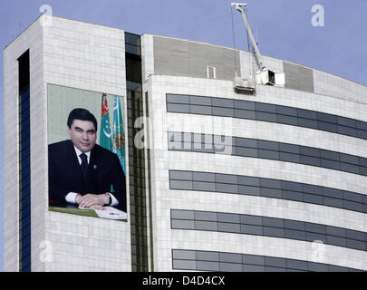 Un poster gigante del Presidente turkmeno Gurbanguly Berdymukhamedov (L) pende dal Ministero del petrolio e del gas nel capitale Aşgabat, Turkmenistan, 25 febbraio 2008. Foto: Tim Brakemeier Foto Stock