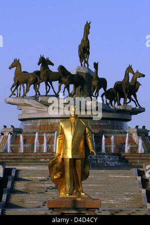 Una delle molte statue dorate dell ex Presidente turkmeno per la vita Saparmurat Niyazov raffigurato nella capitale Aşgabat, Turkmenistan, 25 febbraio 2008. Niyazov morto nel dicembre 2006, aveva il suo popolo adorarlo come Türkmenbaşy il significato di "Padre del Turkmeni'. Foto: Tim Brakemeier Foto Stock