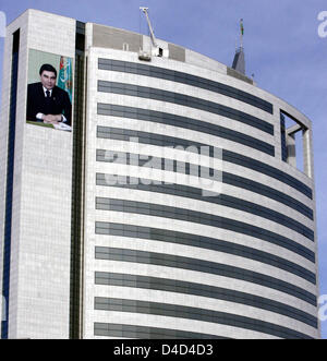 Un poster gigante del Presidente turkmeno Gurbanguly Berdymukhamedov (L) pende dal Ministero del petrolio e del gas nel capitale Aşgabat, Turkmenistan, 25 febbraio 2008. Foto: Tim Brakemeier Foto Stock