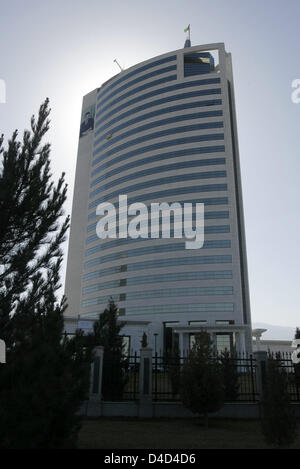 Un poster gigante del Presidente turkmeno Gurbanguly Berdymukhamedov (L) pende dal Ministero del petrolio e del gas nel capitale Aşgabat, Turkmenistan, 25 febbraio 2008. Foto: Tim Brakemeier Foto Stock