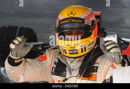 British pilota di Formula Uno Lewis Hamilton di McLaren-Mercedes festeggia conquistando la Formula 1 Australian Grand Prix all'Albert Park circuito di Melbourne, Australia, 16 marzo 2008. Hamilton homed una pole a bandiera la vittoria in un ricco di azione e crash-disseminata GP australiano. Foto: Gero Breloer Foto Stock