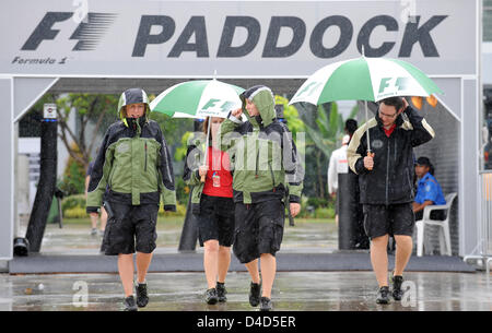 Formula Uno personale con ombrelloni lasciare il paddock di Sepang il circuito vicino a Kuala Lumpur, Malesia, mercoledì 19 marzo 2008. Il Gran Premio di Formula Uno della Malaysia si svolgerà sul circuito di Sepang vicino a Kuala Lumpur domenica 23. Marzo. Foto: GERO BRELOER Foto Stock