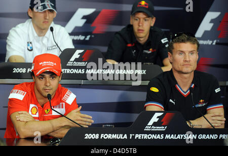 Piloti di Formula Uno Brazlian Felipe Massa della Scuderia Ferrari anteriore (L), inglese David Coulthard Red Bull Racing-Renault anteriore (R), il polacco della BMW Robert Kubica (Sauber torna L) e il tedesco Sebastian Vettel della Scuderia Toro Rosso-Ferrari indietro (R) nella foto durante una conferenza stampa al circuito di Sepang vicino a Kuala Lumpur, Malesia, 20 marzo 2008. Il 2008 di Formula 1 Gran Premio di Malesia Foto Stock