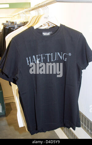 Magliette da "Haeftling' ('prigioniero") sono in vendita presso il nuovo "Haeftling Jailwear' store a Berlino, Germania, 21 febbraio 2008. Presso il negozio, Stefan Bohle, marchio pubblicitario per 'Haeftling Jailwear', vende abbigliamento realizzati dai prigionieri della correzione di Tegel facility. I prigionieri di raccolta è robusto e resistente e piuttosto incolore. Foto: Xamax Foto Stock