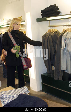 Un cliente occhi camicie e ponticelli con cappuccio da "Haeftling' ('prigioniero") in vendita presso il nuovo "Haeftling Jailwear' store a Berlino, Germania, 21 febbraio 2008. Presso il negozio, Stefan Bohle, marchio pubblicitario per 'Haeftling Jailwear', vende abbigliamento realizzati dai prigionieri della correzione di Tegel facility. I prigionieri di raccolta è robusto e resistente e piuttosto incolore. Foto: Xamax Foto Stock