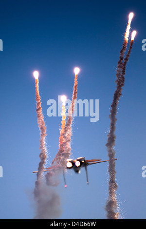 Forza Aerea israeliana F-15I Fighter in volo emettendo anti-missile flares Foto Stock