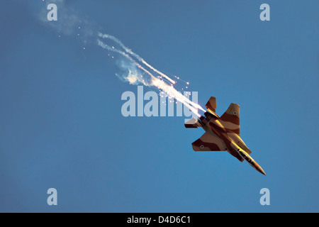 Forza Aerea israeliana F-15I Fighter in volo emettendo anti-missile flares Foto Stock