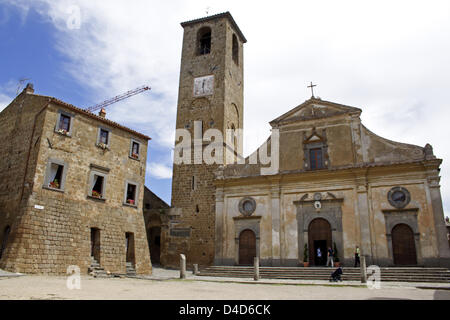 (Dpe) file il file immagine datata 06 agosto 2006 fornisce una vista su San Donato la chiesa che è servita come una cattedrale e sede vescovile fino al 1699 nel villaggio di minacciate Civita di Bagnoregio, Italia. La chiesa è stata eretta probabilmente nel VIII secolo sui resti di un tempio pagano quando il re longobardo Desiderio era il villaggio re-ereceted dopo una frana sotto il nam Foto Stock