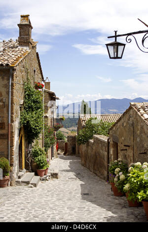 (Dpe) file il file immagine datata 06 agosto 2006 mostra una vista verso il basso un romantico vicolo del paese in via di estinzione a Civita di Bagnoregio, Italia. Il villaggio state edificate su tufo è uno dei cosiddetti "ying villaggi' ('citta que muore'), un numero sempre minore di persone desidera prendere il diffulties di vivere in queste zone difficilmente accessibili villaggi come Bagnoregio è accessibile solo da un 250 metri-lon Foto Stock