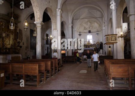 (Dpe) file il file immagine datata 06 agosto 2006 fornisce una vista interna della della San donato alla Chiesa che è servita come una cattedrale e sede vescovile fino al 1699 nel villaggio di minacciate Civita di Bagnoregio, Italia. La chiesa è stata eretta probabilmente nel VIII secolo sui resti di un tempio pagano quando il re longobardo Desiderio era il villaggio re-ereceted dopo una frana und Foto Stock