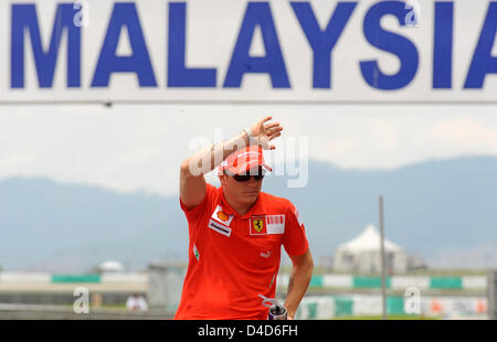 Il finlandese pilota di Formula Uno Kimi Raikkonen della Scuderia Ferrari onde per i tifosi durante il driver 'parade prima del 2008 di Formula 1 Gran Premio della Malesia sul circuito di Sepang a Kuala Lumpur, Malesia, 23 marzo 2008. Raikkonen ha vinto la gara davanti al polacco Robert Kubica della BMW Sauber e il finlandese Heikki Kovalainen alla McLaren Mercedes. Foto: GERO BRELOER Foto Stock