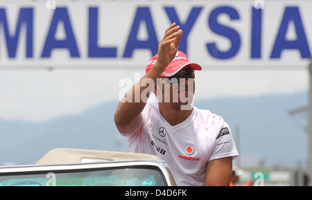 British pilota di Formula Uno Lewis Hamilton della McLaren Mercedes onde per i tifosi durante il driver 'parade prima del 2008 di Formula 1 Gran Premio della Malesia sul circuito di Sepang a Kuala Lumpur, Malesia, 23 marzo 2008. Raikkonen ha vinto la gara davanti al polacco Robert Kubica della BMW Sauber e il finlandese Heikki Kovalainen alla McLaren Mercedes. Foto: GERO BRELOER Foto Stock