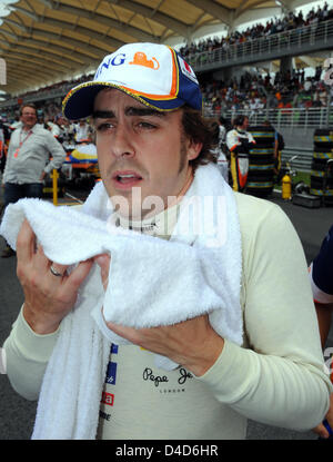 Spagnolo di Formula Uno Pilota Fernando Alonso della Renault F1 sembra avere un po' di freddo prima del 2008 di Formula 1 Gran Premio della Malesia sul circuito di Sepang a Kuala Lumpur, Malesia, 23 marzo 2008. Il finlandese Kimi Raikkonen della Scuderia Ferrari ha vinto la gara davanti al polacco Robert Kubica della BMW Sauber e il finlandese Heikki Kovalainen alla McLaren Mercedes, Alonso ha concluso 8th. Foto: GERO BRELOER Foto Stock