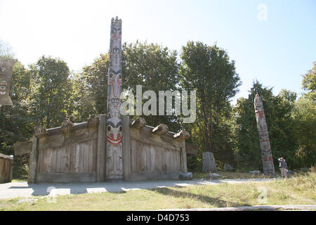 (Dpa) file di immagine mostra totem e una longhouse degli Indiani Americani presso il Museo di Antropologia presso la University of British Columbia di Vancouver, Canada, 05 settembre 2007. Il museo è uno dei più importanti musei per la prima nazione art. Foto: Alexandra Schuler Foto Stock