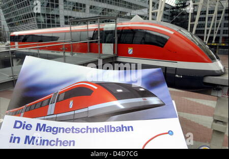 Un opuscolo per la alta velocità treno maglev Transrapid raffigurato nella parte anteriore di un facsimile al morsetto 2 dell'aeroporto di Monaco di Baviera, Germania, 27 marzo 2008. Ministro dei Trasporti tedesco Worlfgang Tiefensee ha annunciato il fail di Monaco di Baviera il progetto Transrapid sullo sfondo di una esplosione dei costi fino a tre miliardi di euro. Uno studio di fattibilità generato nel 2002 aveva fissato i costi per il Trac Foto Stock