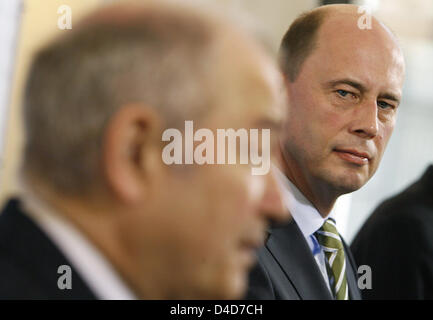 Il Primo Ministro bavarese Guenther Beckstein (L) e il ministro dei Trasporti tedesco Wolfgang Tiefensee (R) nella foto in occasione di una conferenza stampa comune tenutasi a Berlino, Germania, 27 marzo 2008. Il sig. Tiefensee ha annunciato il fail di Monaco di Baviera il progetto Transrapid sullo sfondo di una esplosione dei costi fino a tre miliardi di euro. Uno studio di fattibilità generato nel 2002 aveva fissato i costi per la via del m Foto Stock