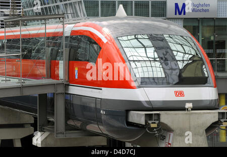 Un facsimile di alta velocità Maglev Train Transrapid nella foto al morsetto 2 dell'aeroporto di Monaco di Baviera, Germania, 27 marzo 2008. Ministro dei Trasporti tedesco Worlfgang Tiefensee ha annunciato il fail di Monaco di Baviera il progetto Transrapid sullo sfondo di una esplosione dei costi fino a tre miliardi di euro. Uno studio di fattibilità generato nel 2002 aveva fissato i costi per la via del Maglev Train per essere Foto Stock