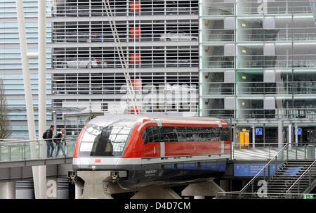 Un facsimile di alta velocità Maglev Train Transrapid nella foto al morsetto 2 dell'aeroporto di Monaco di Baviera, Germania, 27 marzo 2008. Ministro dei Trasporti tedesco Worlfgang Tiefensee ha annunciato il fail di Monaco di Baviera il progetto Transrapid sullo sfondo di una esplosione dei costi fino a tre miliardi di euro. Uno studio di fattibilità generato nel 2002 aveva fissato i costi per la via del Maglev Train per essere Foto Stock