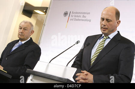 Il Primo Ministro bavarese Guenther Beckstein (L) e il ministro dei Trasporti tedesco Wolfgang Tiefensee (R) nella foto in occasione di una conferenza stampa comune tenutasi a Berlino, Germania, 27 marzo 2008. Il sig. Tiefensee ha annunciato il fail di Monaco di Baviera il progetto Transrapid sullo sfondo di una esplosione dei costi fino a tre miliardi di euro. Uno studio di fattibilità generato nel 2002 aveva fissato i costi per la via del m Foto Stock