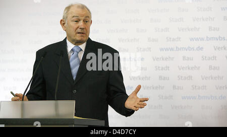 Il Primo Ministro bavarese Guenther Beckstein gesti nel corso di una conferenza stampa tenutasi a Berlino, Germania, 27 marzo 2008. In conferenza stampa il ministro dei Trasporti tedesco Wolfgang Tiefensee ha annunciato il fail di Monaco di Baviera il progetto Transrapid sullo sfondo di una esplosione dei costi fino a tre miliardi di euro. Uno studio di fattibilità generato nel 2002 aveva fissato i costi per la via del Maglev t Foto Stock