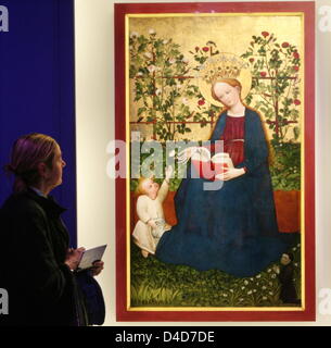 Un visitatore alla mostra "Arte e Cultura a Strasburgo intorno 1400' occhi il dipinto 'vergine nel giardino di Fragola' da un anonimo artistst dating xv secolo al 'L'Oeuvre Notre Dame' museo di Strasburgo, Francia, 27 marzo 2008. La pittura su legno è uno dei più di 100 dipinti, vetri dipinti, sculture e autografi sul display dal 28 marzo al 06 luglio 2008. Foto: RO Foto Stock