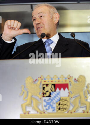 Il Primo Ministro bavarese Guenther Beckstein gesti nel corso di una conferenza stampa tenutasi a Berlino, Germania, 27 marzo 2008. Il governo bavarese di obiettivi per il sondaggio una migliore connessione di trasporto per Monaco di Baviera in aeroporto con il centro della città dopo il ministro dei Trasporti tedesco Wolfgang Tiefensee ha annunciato il fail di Monaco di Baviera ad alta velocità treno maglev Transrapid progetto sullo sfondo di un costo Foto Stock