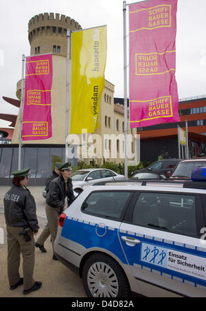 I poliziotti sono raffigurate nella parte anteriore del Hans Otto Theatre (HOT )il giorno della premiere del gioco " Il versetto satanico' basato sul romanzo di Salman Rushdie a Potsdam, Germania, 30 marzo 2008. La premiere a caldo è stato soddisfatto solo basso-chiave di attenzione da parte della comunità musulmana. La fatwa iniciated dall allora capo di Stato iraniano Khomeini in 1989 contro Salman Rushdi sulla gr Foto Stock