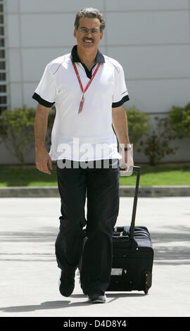 Tedesco dr. Mario Theissen, direttore di BMW Motorsport, arriva presso il paddock del circuito di Sakhir vicino a Manama, Bahrein, 03 aprile 2008. Formula 1 Gran Premio del Bahrain si terrà sul circuito di Sakhir vicino a Manama il 06 aprile. Foto: Felix Heyder Foto Stock