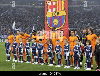 (L-R) Barcellona Eric ABIDAL, Gianluca Zambrotta, Thierry Henry, Samuel Eto'o, Bojan Krkic, Gabriel MILITO, Yaya Toure, Andres Iniesta, Xavi Hernandez, Víctor Valdes e Carles Puyol stand orgogliosa con la bandiera del loro lato del logo della prima della UEFA Champions League quarti di finale' gamba 1FC Schalke 04 v FC Barcellona alla Veltins Arena di Gelsenkirchen, Germania, 01 aprile 2008. Foto Stock