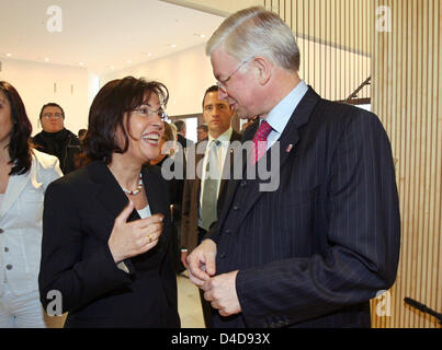 Deliberando Hessian Primo Ministro Roland Koch del partito conservatore cristiano-democratici (CDU, R) e la presidentessa di Hesse Socialdemocratici (SPD) Andrea Ypsilanti (L) chat alla cerimonia di inaugurazione del nuovo edificio per la Hesse parlamento statale di Wiesbaden, Germania, 04 aprile 2008. Il Parlamento in seduta costituente avrà luogo il 05 aprile. Foto: BORIS ROESSLER Foto Stock