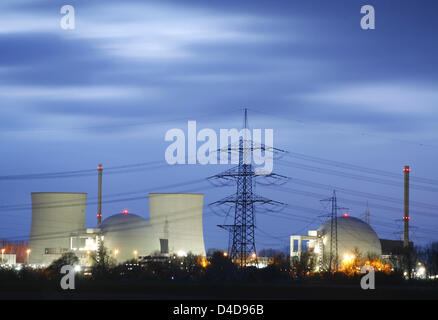 La centrale nucleare di Biblis raffigurato nel tramonto in Biblis, Germania, 01 aprile 2008. Il tempo è in esecuzione per le centrali nucleari per esso terminerà la sua produzione dal 2009 il più recente come stabilito dall'uscita nucleare legge approvata nel 2000. Biblis è stata la produzione di energia nucleare a partire dal 1974 essendo la più antica della Germania reattore nucleare. Foto: Wolfram Steinberg Foto Stock