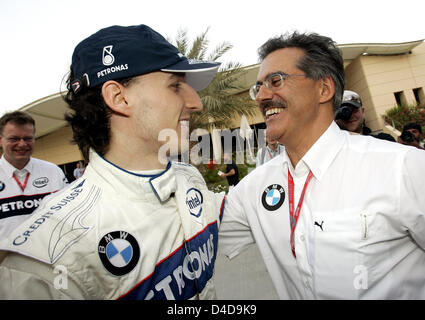 Il polacco pilota di Formula Uno Robert Kubica della BMW Sauber (L) celebra con il tedesco dr. Mario Theissen, direttore di BMW Motorsport di BMW (R), dopo aver terminato la terza nella Formula 1 Gran Premio del Bahrain sul circuito di Sakhir vicino a Manama, Bahrein, 06 aprile 2008. Foto: Felix Heyder Foto Stock