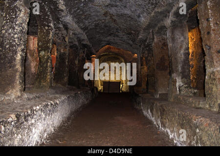 La foto mostra un corridoio che conduce alla chiesa della Madonna del Parto intagliato nella roccia a Sutri, Italia, 28 marzo 2006. Sutri si trova presso la Via Cassia, 60 km a nord di Roma. Foto: Lars Halbauer Foto Stock
