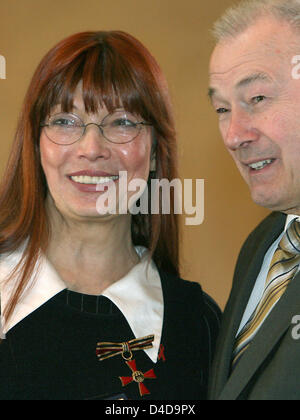 Il Primo Ministro bavarese Guenther Beckstein le mani sopra la croce federale di merito al cantante Katja Ebstein all'Ufficio statale di Monaco di Baviera, Germania, il 7 aprile 2008. Foto: Frank Leonhardt Foto Stock