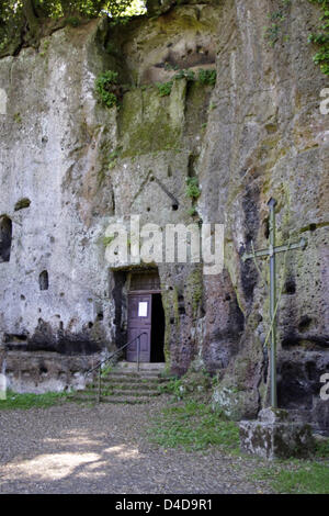 La foto mostra l'ingresso alla chiesa Madonna del Parto, che fu scavata nel tufo a Sutri, Italia, 28 marzo 2006. Sutri si trova presso la Via Cassia, 60 km a nord di Roma. Foto: Lars Halbauer Foto Stock
