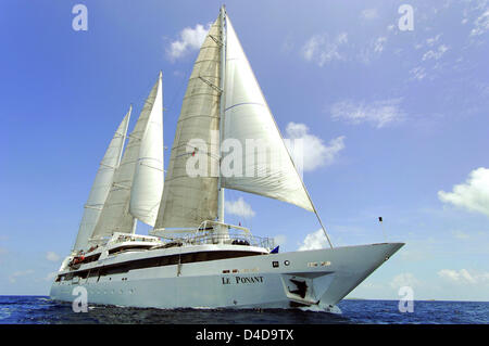 La dispensa non datata foto messe a disposizione da CMA CGM - HO Marseille mostra il francese sequestrato yacht di lusso di 'Le Ponant'. Lo yacht che sono ancorate al largo della città di ael nel Puntland, Somalia settentrionale di domenica sera, 6 aprile 2008. Francese forze speciali GIGN sono state ordinate per Dschibuti limitrofi. Foto: Philippe Plisson Foto Stock