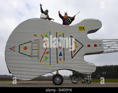 Bike designer Dieter (Didi Senft) (R) e il chitarrista Dieter Hertrampf del Phudys presente un enorme chitarra mobile a Storkow, Germania, 08 aprile 2008. Senft più recente invenzione è alto 5 metri e 12 metri di lunghezza. La chitarra sarà collocato a Storkow castello per un nuovo museo Phudys nel 2009. Senft costruito più di 120 biciclette unico finora. Foto: PATRICK PLEUL Foto Stock