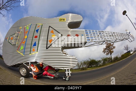 Bike designer Dieter (Didi) Senft presenta una enorme chitarra mobile a Storkow, Germania, 08 aprile 2008. Senft più recente invenzione è alto 5 metri e 12 metri di lunghezza. La chitarra sarà collocato a Storkow castello per un nuovo museo Phudys nel 2009. Senft costruito più di 120 biciclette unico finora. Foto: PATRICK PLEUL Foto Stock