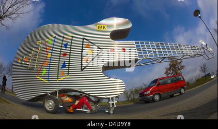 Bike designer Dieter (Didi) Senft presenta una enorme chitarra mobile a Storkow, Germania, 08 aprile 2008. Senft più recente invenzione è alto 5 metri e 12 metri di lunghezza. La chitarra sarà collocato a Storkow castello per un nuovo museo Phudys nel 2009. Senft costruito più di 120 biciclette unico finora. Foto: PATRICK PLEUL Foto Stock