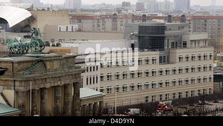 Finale di opere di costruzione vengono eseguiti sul tetto della nuova ambasciata degli Stati Uniti vicino alla Porta di Brandeburgo a Berlino, Germania, dal 8 aprile 2008. La cerimonia di inaugurazione si terrà il 4 luglio, il US National Holiday. Chi condurrà la cerimonia rimane ancora top secret. Foto: RAINER JENSEN Foto Stock