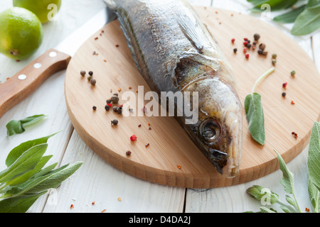 Materie zander e spezie su un tagliere, pesce closeup Foto Stock