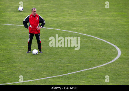 Allenatore del FC Bayern Monaco, Ottmar Hitzfeld è raffigurato durante l'ultima sessione di allenamento a Madrid, Spagna, 09 aprile 2008. Il Bayern Monaco dovrà affrontare Getafe FC in Coppa UEFA quarti di finale" seconda gamba corrispondono al Coliseum Alfonso Pérez a Madrid il 10 aprile. Foto: MATTHIAS SCHRADER Foto Stock