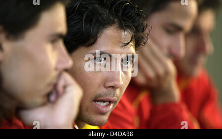 Lo spagnolo tennista Fernando Verdasco (C) è raffigurato in una conferenza stampa a AWD Dome di Brema, Germania, 09 aprile 2008. Il team spagnolo dovrà affrontare la Germania nella Coppa Davis trimestre finale dal 11 al 13 aprile 2008 a Brema. Foto: CARMEN JASPERSEN Foto Stock