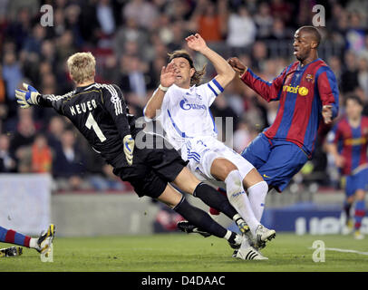 Barcellona Toure Yaya (R) punteggi un bracconiere è 1-0 nella UEFA C hampions League quarti di finale partita FC Barcellona v FC Schalke 04 a Camp Nuo stadium di Barcellona, Spagna, 09 aprile 2008. Una debole Primera Division spagnolo Barcellona laterale ha vinto la Bundesliga tedesca Schalke squadra 1-0 e si sposta fino a semi-finali con una vittoria 2-0 sull'aggregato. Foto: Achim Scheidemann Foto Stock