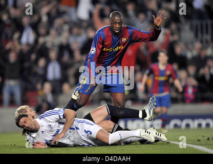 Barcellona Toure Yaya (top) punteggi un bracconiere è 1-0 nella UEFA C hampions League quarti di finale partita FC Barcellona v FC Schalke 04 a Camp Nuo stadium di Barcellona, Spagna, 09 aprile 2008. Una debole Primera Division spagnolo Barcellona laterale ha vinto la Bundesliga tedesca Schalke squadra 1-0 e si sposta fino a semi-finali con una vittoria 2-0 sull'aggregato. Foto: Achim Scheidemann Foto Stock