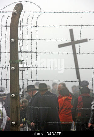 Persone commemorare il 63 anniversario della liberazione dell'ex campo di concentramento Buchenwald nei pressi di Weimar, Germania 11 aprile 2008. Fino alla liberazione di 21.000 prigionieri dalle truppe degli Stati Uniti il 11 aprile 1945, circa 250.000 perople da 36 paesi erano deportato a Buchenwald CC dove circa 56.000 morti di fame, a bassa temperatura, le torture del lavoro forzato, esperimenti medici o Foto Stock