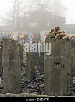 Persone commemorare il 63 anniversario della liberazione dell'ex campo di concentramento Buchenwald nei pressi di Weimar, Germania 11 aprile 2008. Fino alla liberazione di 21.000 prigionieri dalle truppe degli Stati Uniti il 11 aprile 1945, circa 250.000 perople da 36 paesi erano deportato a Buchenwald CC dove circa 56.000 morti di fame, a bassa temperatura, le torture del lavoro forzato, esperimenti medici o Foto Stock