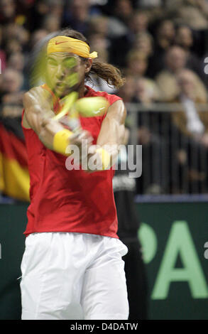 Rafael Nadal di Spagna smashe di rovescio nel suo unico il match contro la Germania Nicolas KIEFER di Coppa Davis quarti di finale Germania v Spagna a Bremen, Germania, 11 aprile 2008. La Germania svolge la Spagna per le semifinali dal 11 al 13 aprile. Foto: CARMEN JASPERSEN Foto Stock