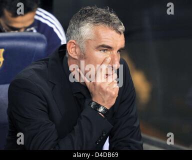 FILE - head coach della Schalke 04 Mirko Slomka siede all'emarginare durante la Champions League quarti di finale della seconda gamba match Barcelona vs Schalke 04 in Barcellona, Spagna, 09 aprile 2008. FC Schalke 04 respinge Slomka con effetto immediato, come manager Andreas Mueller ha annunciato il 13 aprile 2008. Foto: Achim Scheidemann Foto Stock